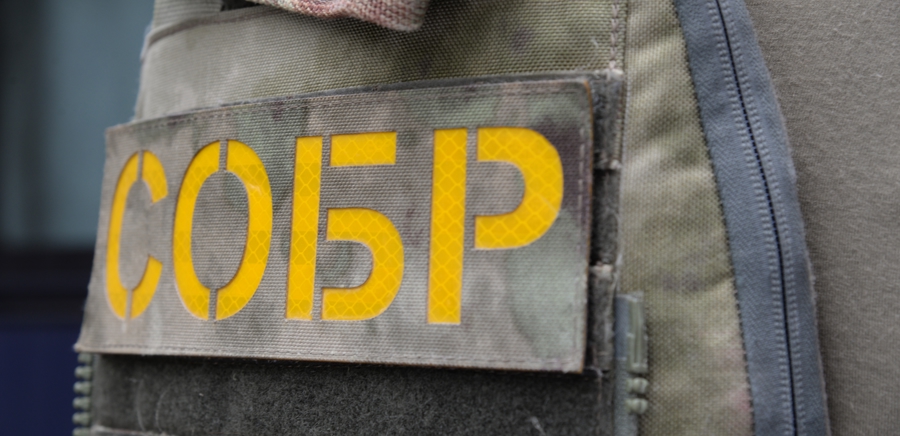 При силовой поддержке СОБР Росгвардии в Свердловской области задержаны обвиняемые в похищении людей и вымогательстве (видео)