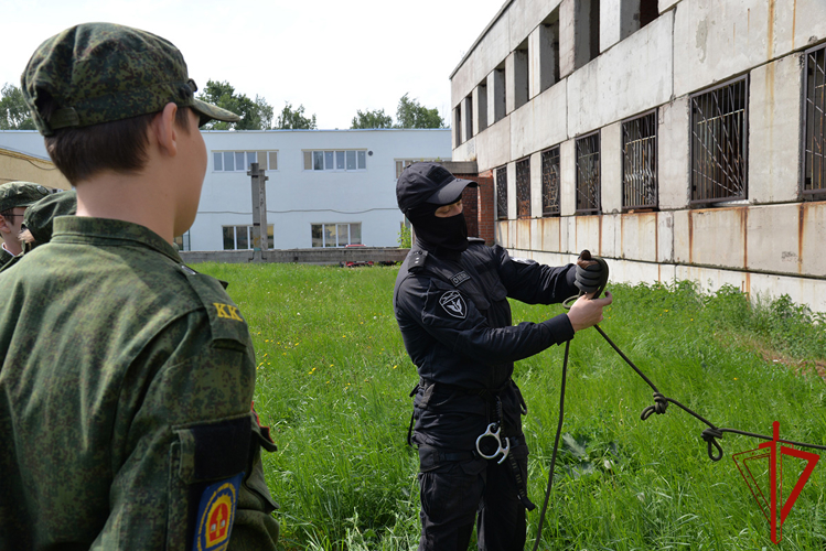 Сотрудники ОМОН провели выездное мероприятие для кадетов Екатеринбурга