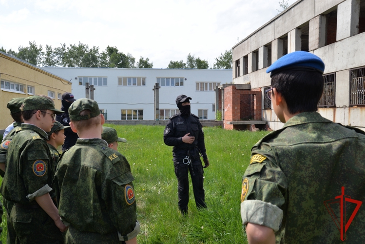 Сотрудники ОМОН провели выездное мероприятие для кадетов Екатеринбурга