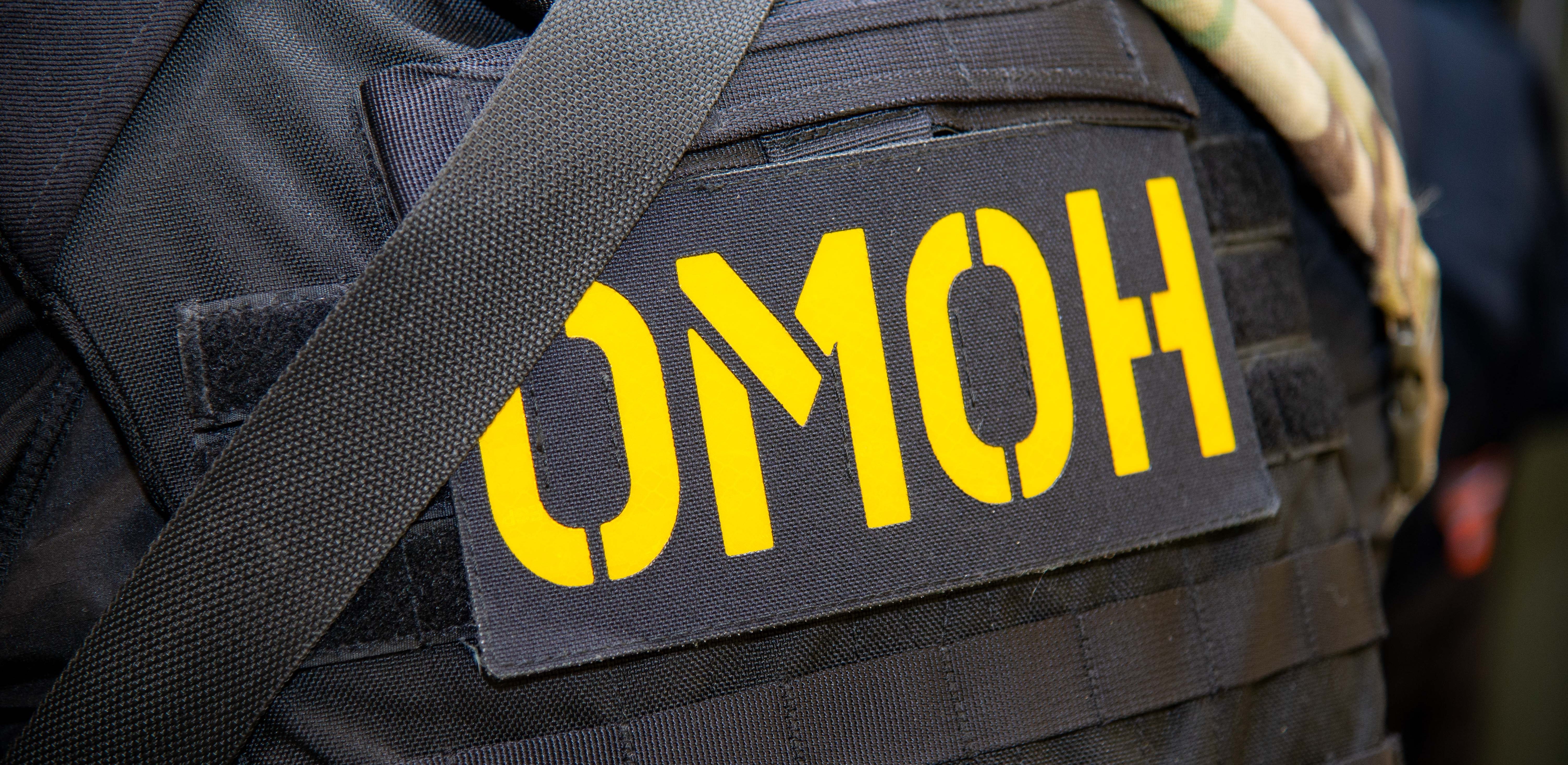 При силовой поддержке ОМОН Росгвардии задержаны подозреваемые в мошенничестве в отношении участников СВО