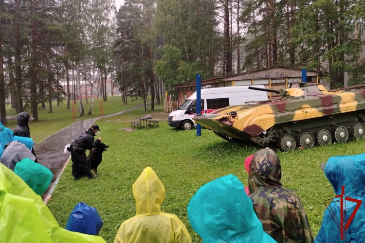 В Свердловской области сотрудники ОМОН «Малахит» Росгвардии провели занятие для ребят в лагере «Академия мужества»
