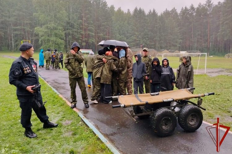 В Свердловской области сотрудники ОМОН «Малахит» Росгвардии провели занятие для ребят в лагере «Академия мужества»