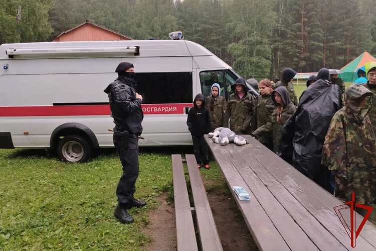 В Свердловской области сотрудники ОМОН «Малахит» Росгвардии провели занятие для ребят в лагере «Академия мужества»