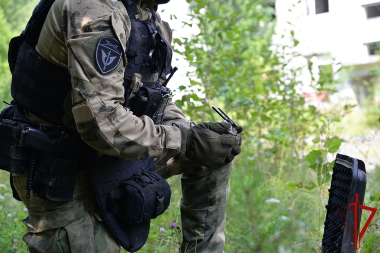 Идем на штурм: ОМОН под Нижним Тагилом провел тактико-специальное занятие