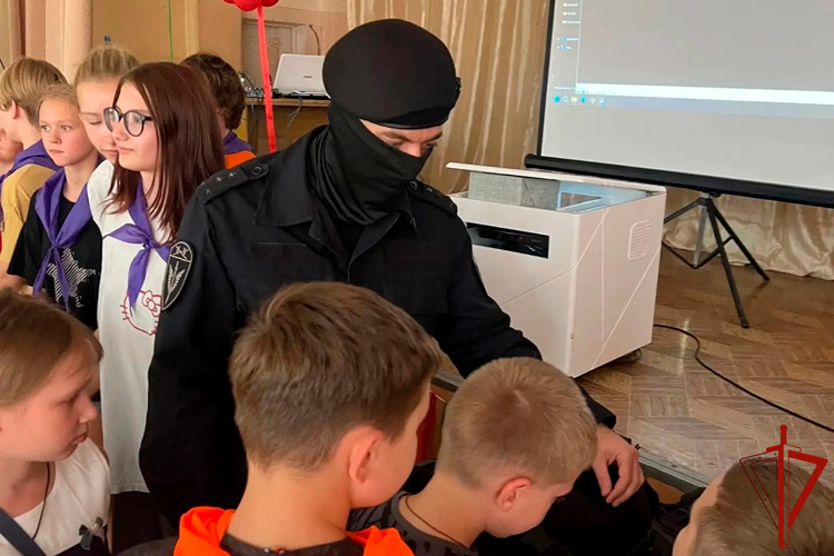 Сотрудники ОМОН «Рассвет» провели урок безопасности для школьников Нижнего Тагила