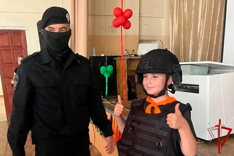 Сотрудники ОМОН «Рассвет» провели урок безопасности для школьников Нижнего Тагила