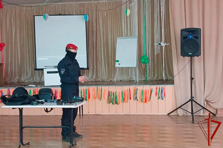 Сотрудники ОМОН «Рассвет» провели урок безопасности для школьников Нижнего Тагила