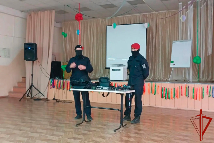 Сотрудники ОМОН «Рассвет» провели урок безопасности для школьников Нижнего Тагила