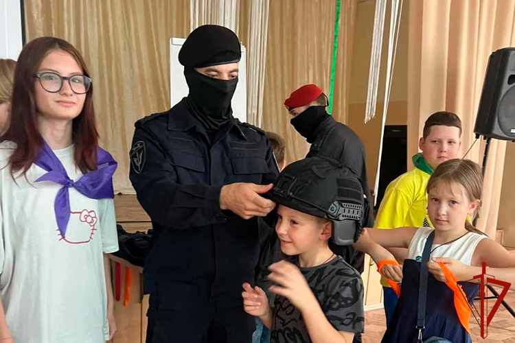 Сотрудники ОМОН «Рассвет» провели урок безопасности для школьников Нижнего Тагила