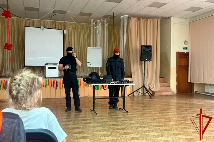 Сотрудники ОМОН «Рассвет» провели урок безопасности для школьников Нижнего Тагила