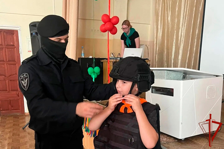 Сотрудники ОМОН «Рассвет» провели урок безопасности для школьников Нижнего Тагила