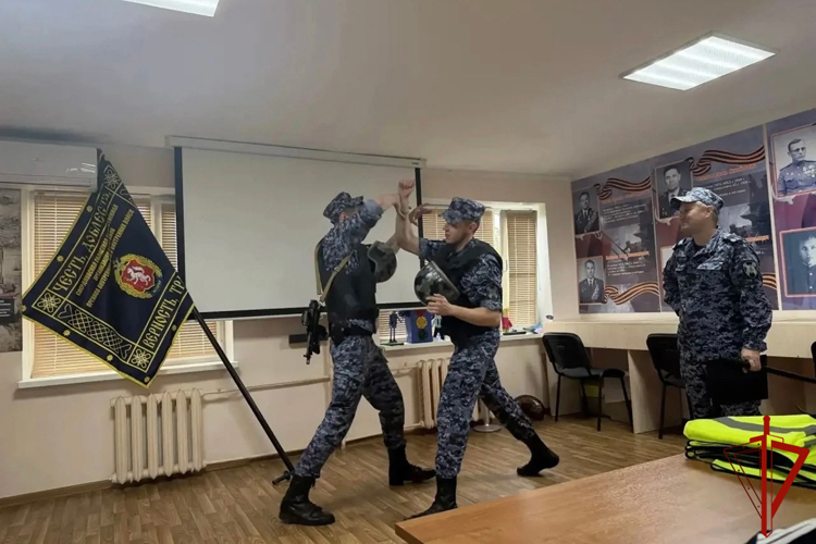 Росгвардейцы познакомили школьников с историей правоохранительных органов в Свердловской области