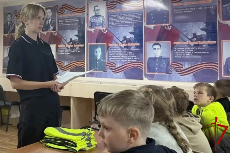 Росгвардейцы познакомили школьников с историей правоохранительных органов в Свердловской области