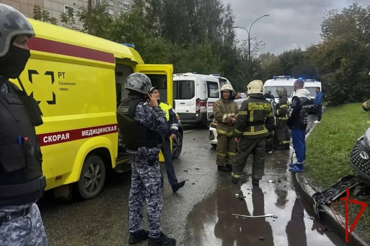 В Екатеринбурге росгвардеец и полицейский на выходном помогли пострадавшим в ДТП и задержали пытавшегося скрыться участника аварии