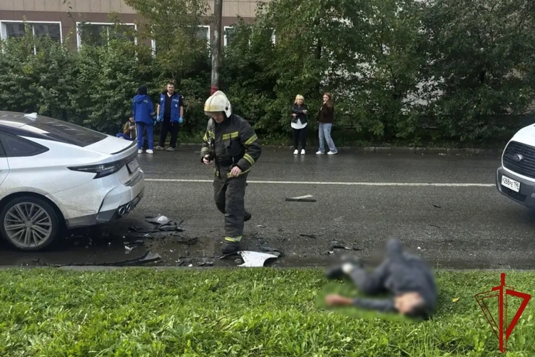 В Екатеринбурге росгвардеец и полицейский на выходном помогли пострадавшим в ДТП и задержали пытавшегося скрыться участника аварии