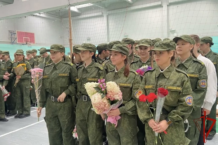Росгвардейцы в Екатеринбурге поздравили школьников с Днем знаний