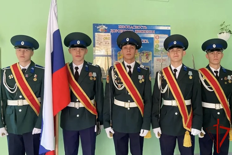 Росгвардейцы в Екатеринбурге поздравили школьников с Днем знаний