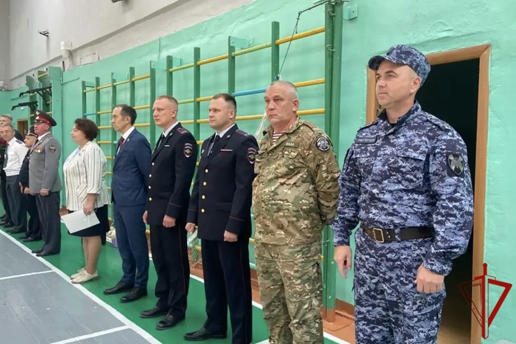 Росгвардейцы в Екатеринбурге поздравили школьников с Днем знаний