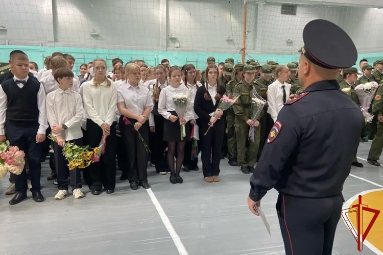 Росгвардейцы в Екатеринбурге поздравили школьников с Днем знаний