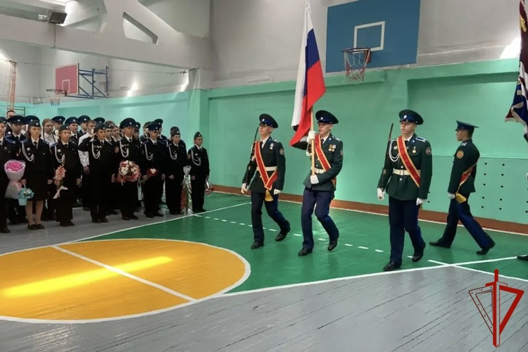 Росгвардейцы в Екатеринбурге поздравили школьников с Днем знаний