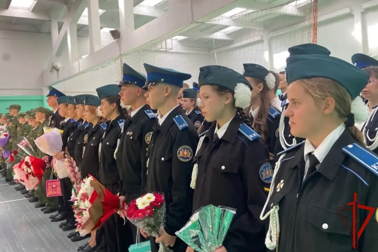 Росгвардейцы в Екатеринбурге поздравили школьников с Днем знаний