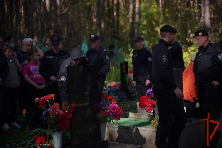 Сотрудники ОМОН в Екатеринбурге почтили память погибшего сослуживца