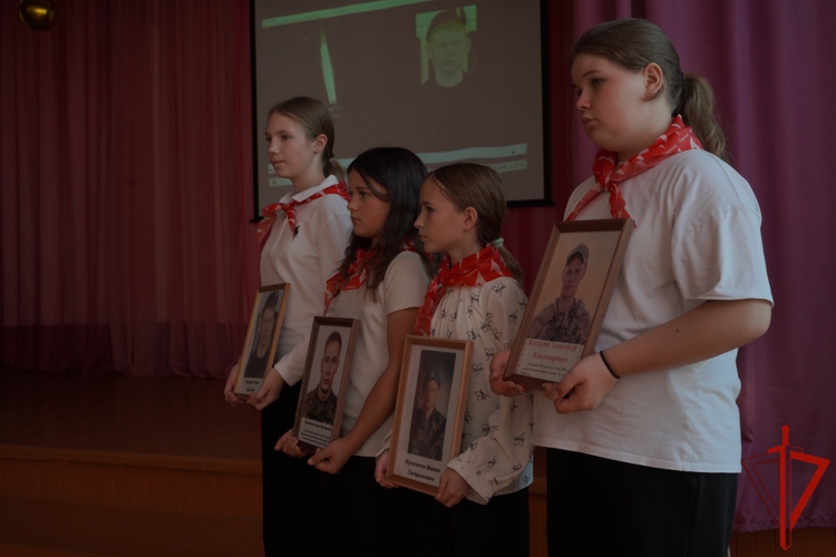 Сотрудники ОМОН в Екатеринбурге почтили память погибшего сослуживца
