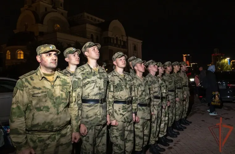 В Екатеринбурге военнослужащие и сотрудники Росгвардии приняли участие в поклонении деснице святителя Спиридона Тримифунтского
