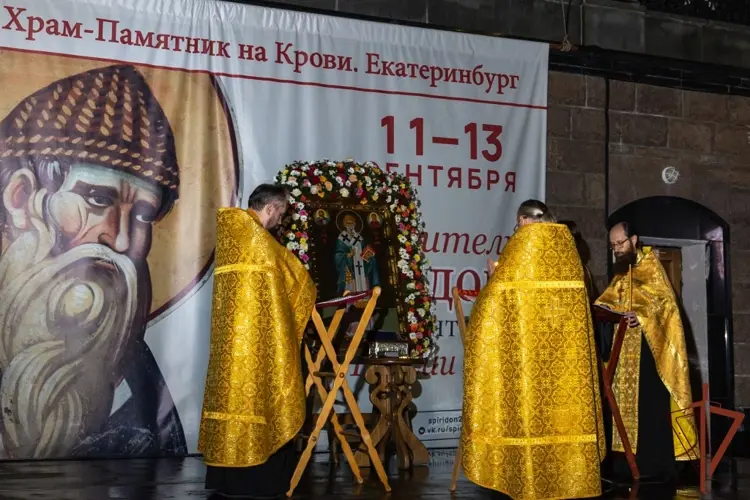 В Екатеринбурге военнослужащие и сотрудники Росгвардии приняли участие в поклонении деснице святителя Спиридона Тримифунтского