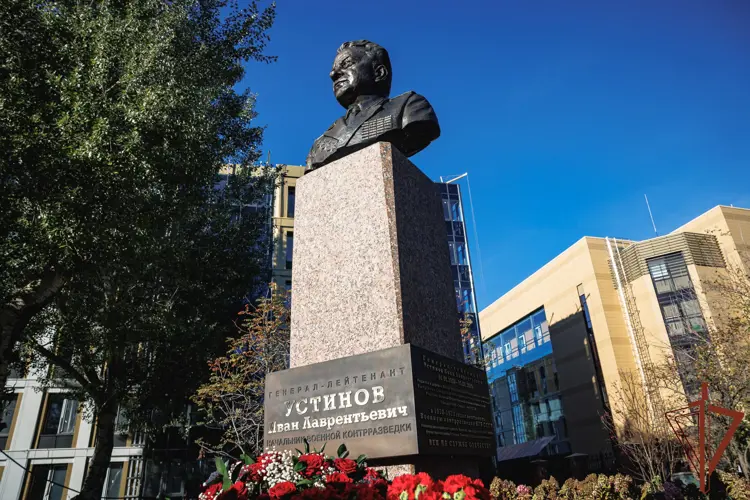 В Екатеринбурге открыт памятник легендарному начальнику военной контрразведки генерал-лейтенанту Ивану Устинову