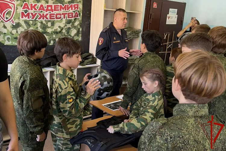 «Академия мужества» открывает двери: Росгвардейцы Урала провели патриотические встречи с молодежью