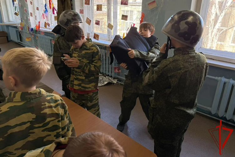 «Академия мужества» открывает двери: Росгвардейцы Урала провели патриотические встречи с молодежью